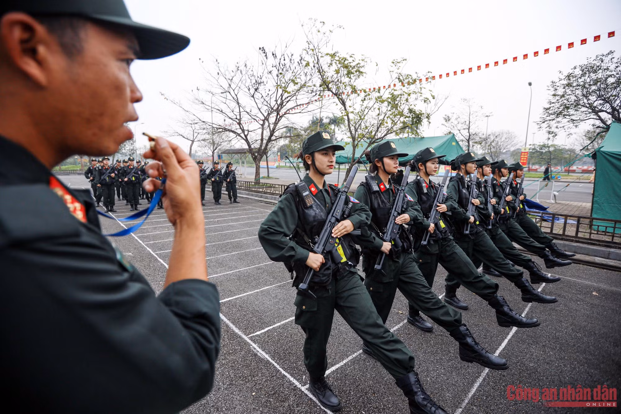 Ngắm những bóng hồng trên thao trường tập luyện diễu bình -1