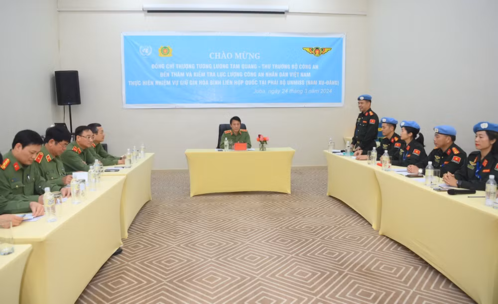Thứ trưởng Lương Tam Quang làm việc với các sĩ quan Công an, Quân đội Việt Nam&nbsp;tại Nam Sudan -2