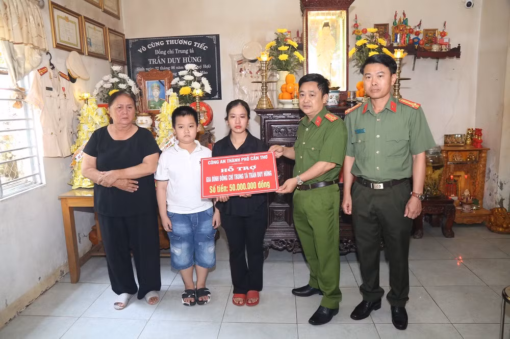 Trao kinh phí hỗ trợ thân nhân Phó Trưởng Công an phường hy sinh trong khi làm nhiệm vụ -0