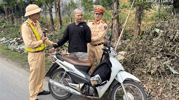CSGT chặn bắt tên cướp xe ôm mang theo nhiều hung khí