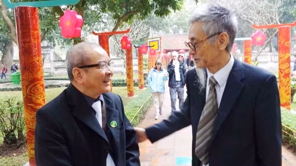 Nhà văn ngưỡng mộ nhà văn