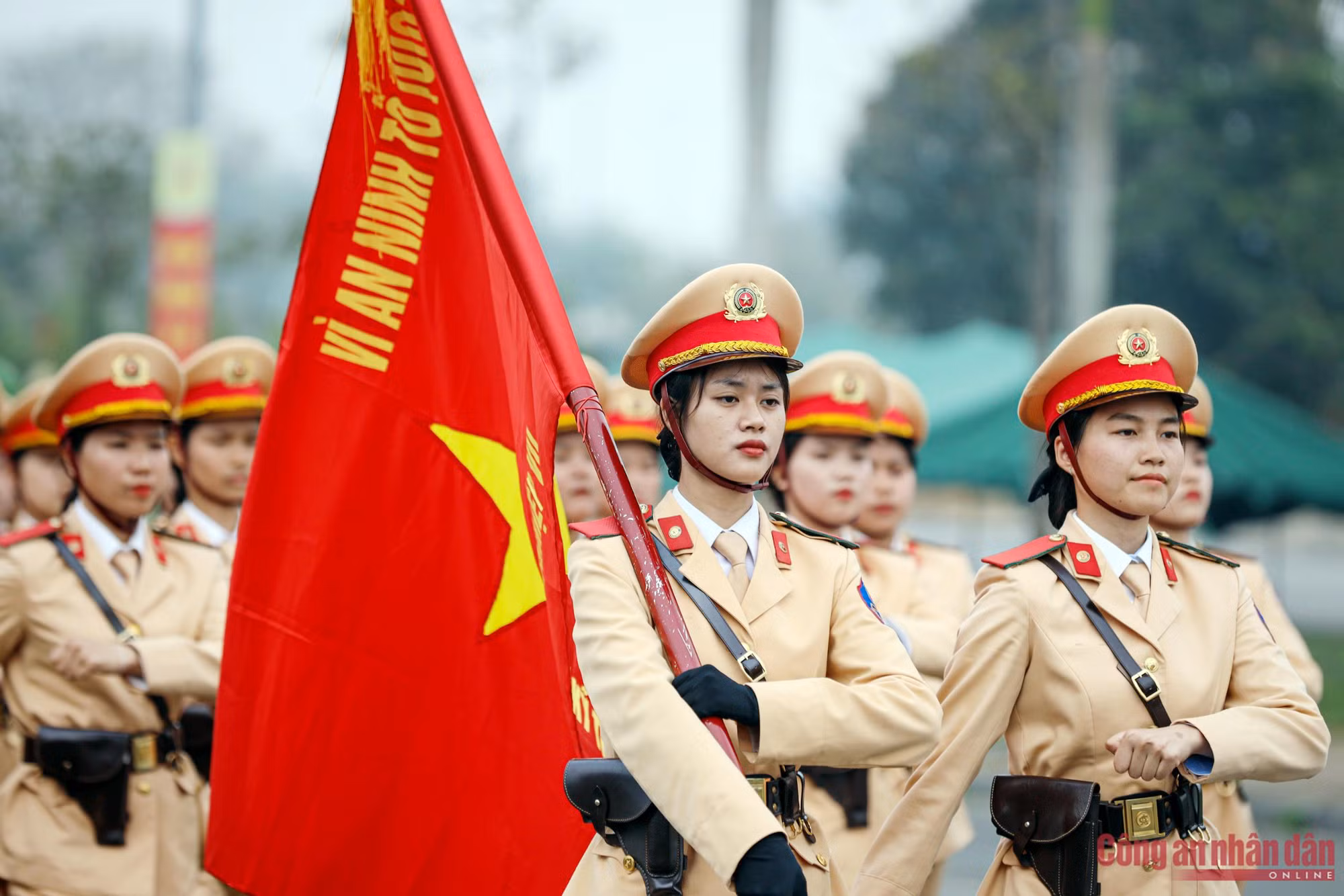 Ngắm những bóng hồng trên thao trường tập luyện diễu bình -7