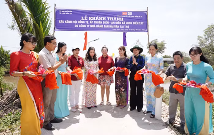 Nhà hàng Tân Hải Vân xây cầu nối yêu thương cho bà con ấp nghèo Bạc Liêu -0