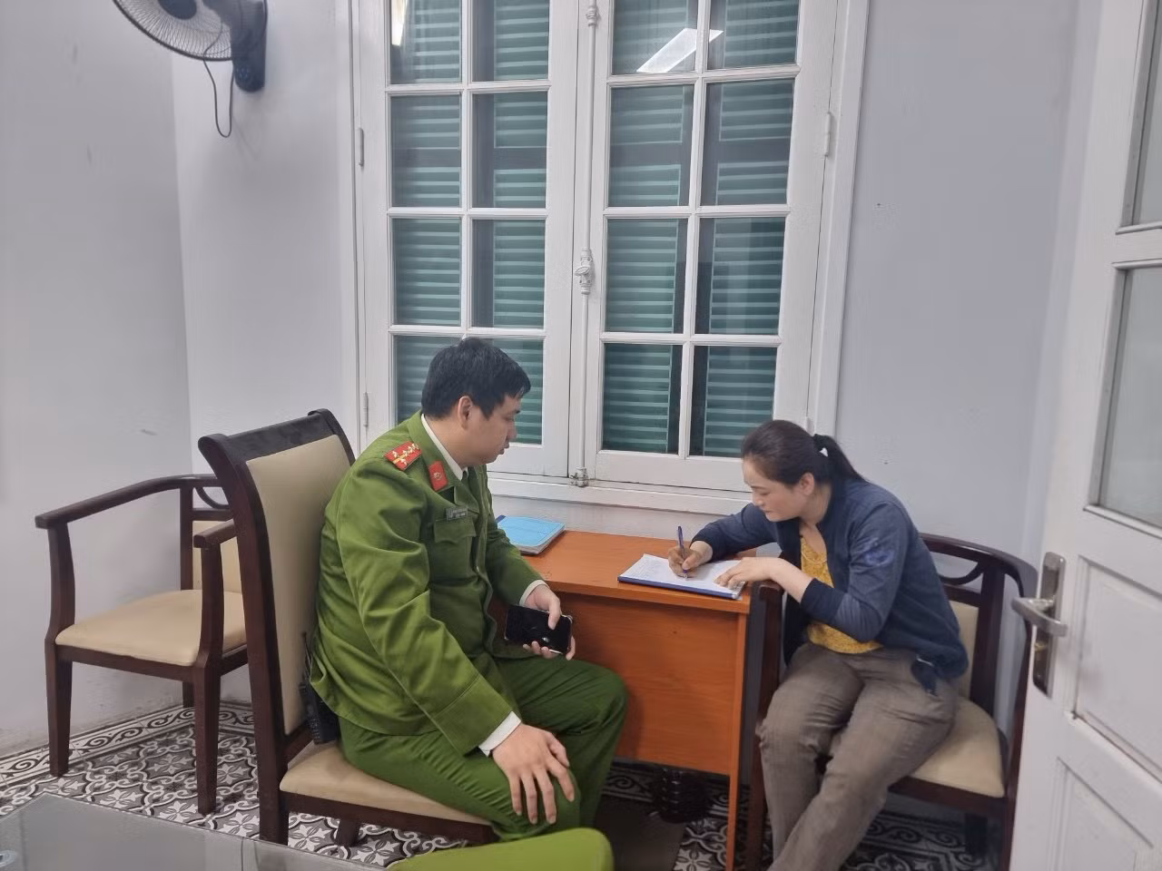 Xử phạt người phụ nữ bán hàng rong “chặt chém” du khách nước ngoài -0