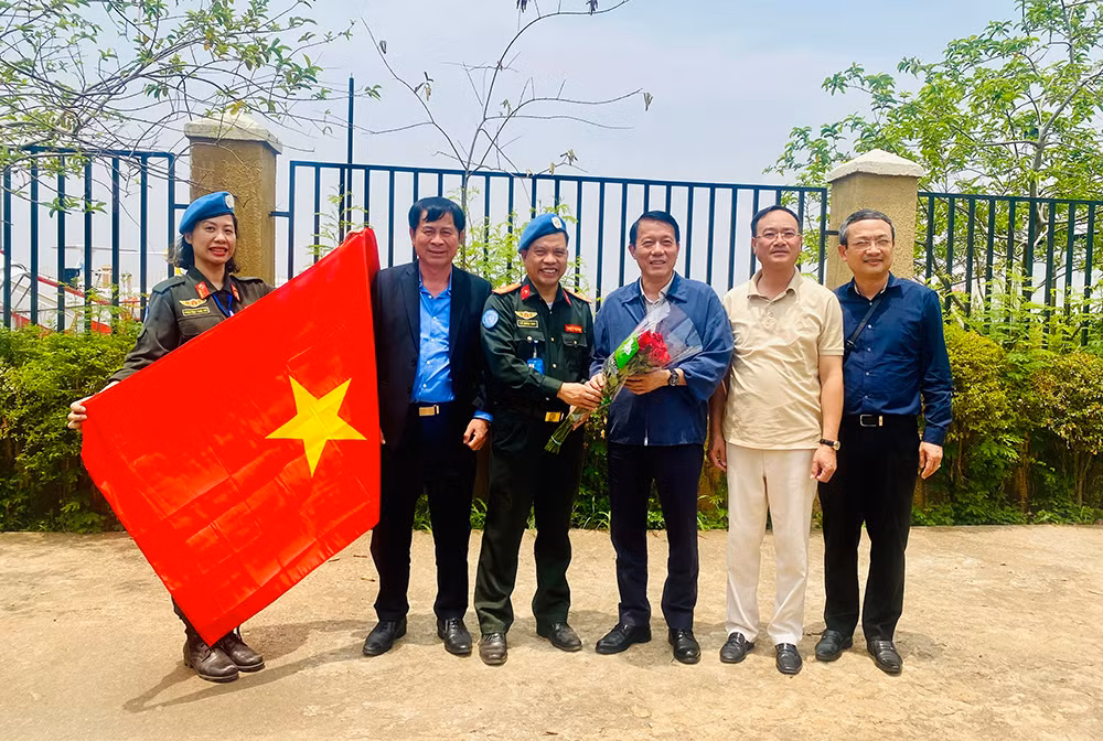 Thứ trưởng Lương Tam Quang làm việc với các sĩ quan Công an, Quân đội Việt Nam&nbsp;tại Nam Sudan -0