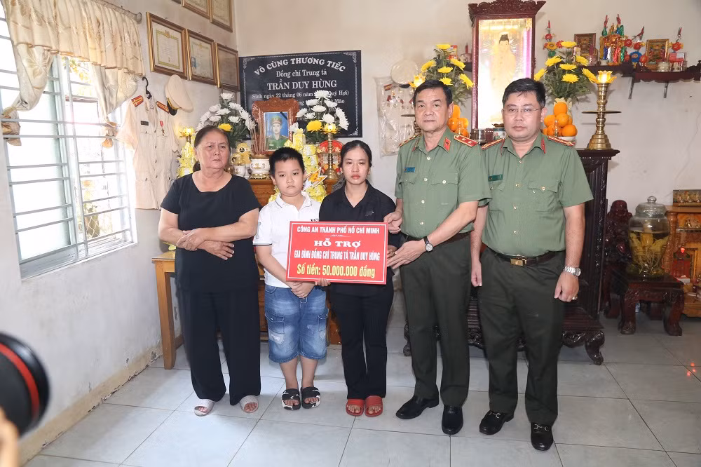Trao kinh phí hỗ trợ thân nhân Phó Trưởng Công an phường hy sinh trong khi làm nhiệm vụ -0