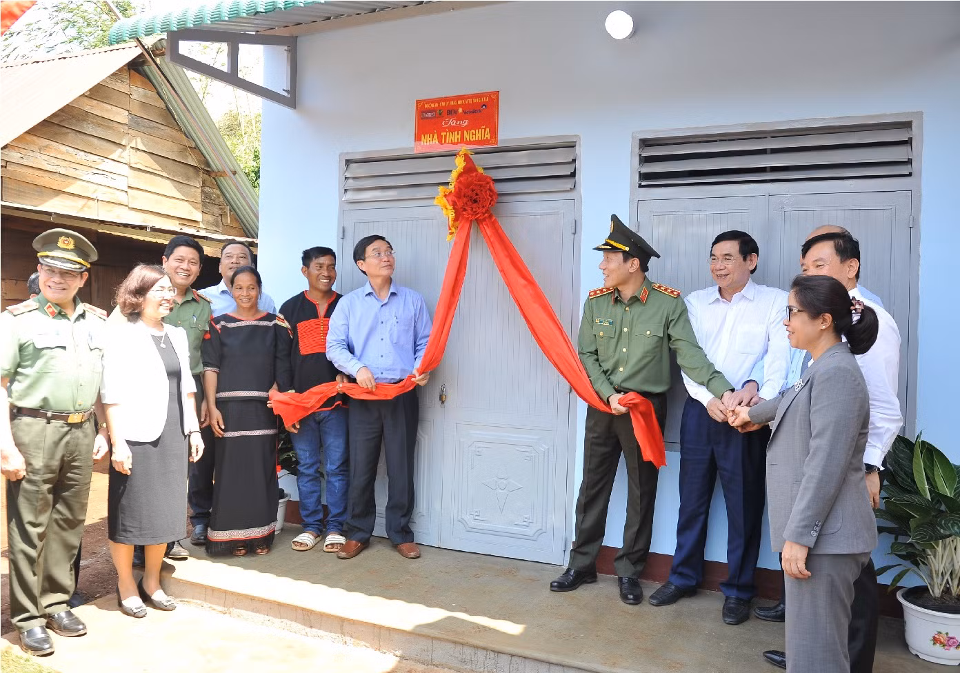 Trao tặng nhà mẫu và kinh phí hỗ trợ xây dựng 1.200 ngôi nhà cho các hộ nghèo trên địa bàn tỉnh Đắk Lắk -0
