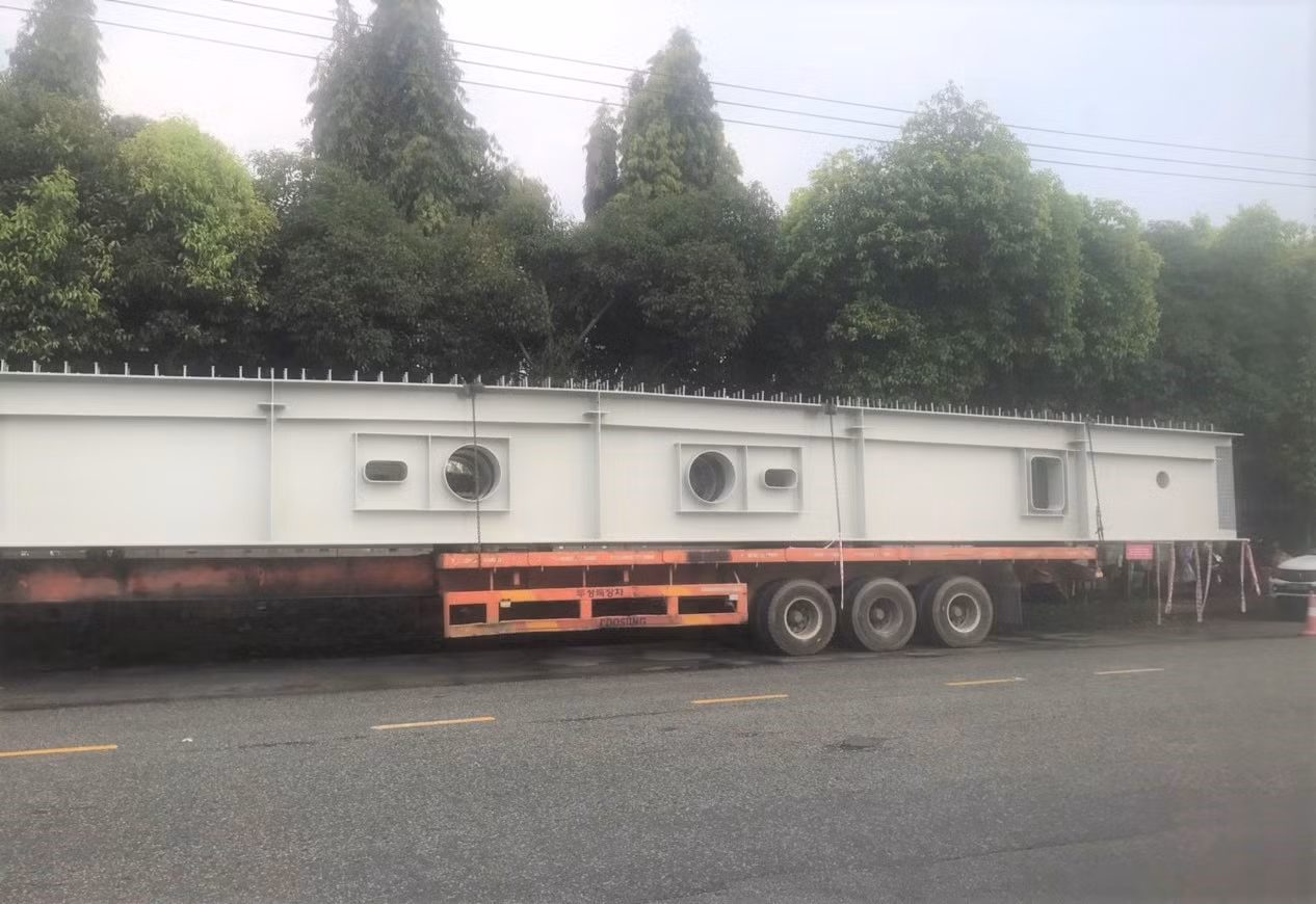 Tài xế không có bằng lái vẫn điều khiển xe đầu kéo chở hàng “siêu khủng” -0