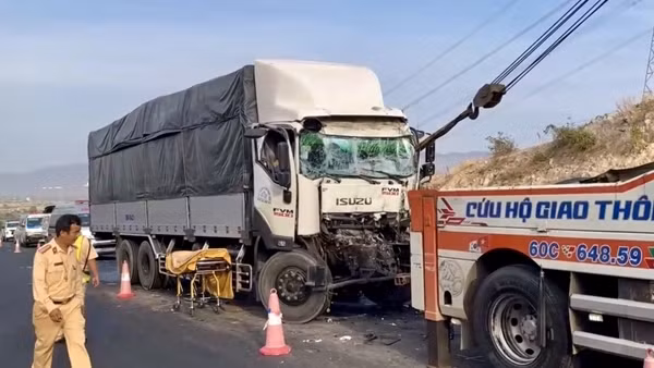 Tài xế xe tải tử vong sau va chạm với xe đầu kéo trên cao tốc