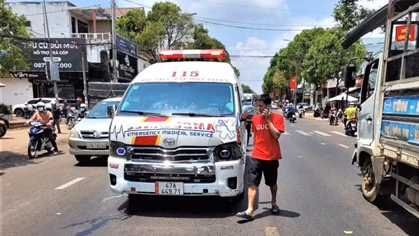 Va chạm xe cứu thương, nam sinh lớp 7 tử vong