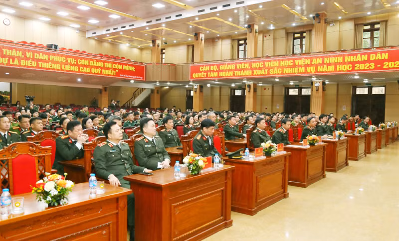 Vận dụng các kiến thức được bồi dưỡng để lãnh đạo, chỉ đạo thực hiện có hiệu quả các mặt công tác Công an -0