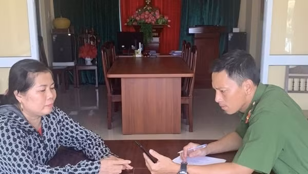 Công an xã kịp thời ngăn chặn người phụ nữ chuyển 100 triệu đồng cho kẻ lừa đảo