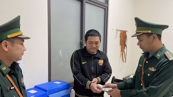 Thiếu tá Bộ đội Biên phòng tìm người để trả lại của rơi