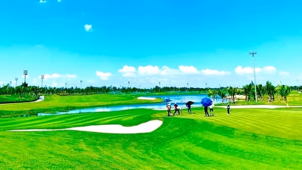 Loạn sân golf ở tỉnh nghèo