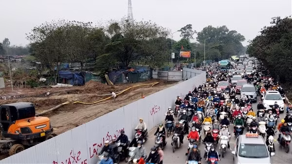 Nhà thầu cam kết thu hẹp rào chắn gây tắc đường gom Đại lộ Thăng Long