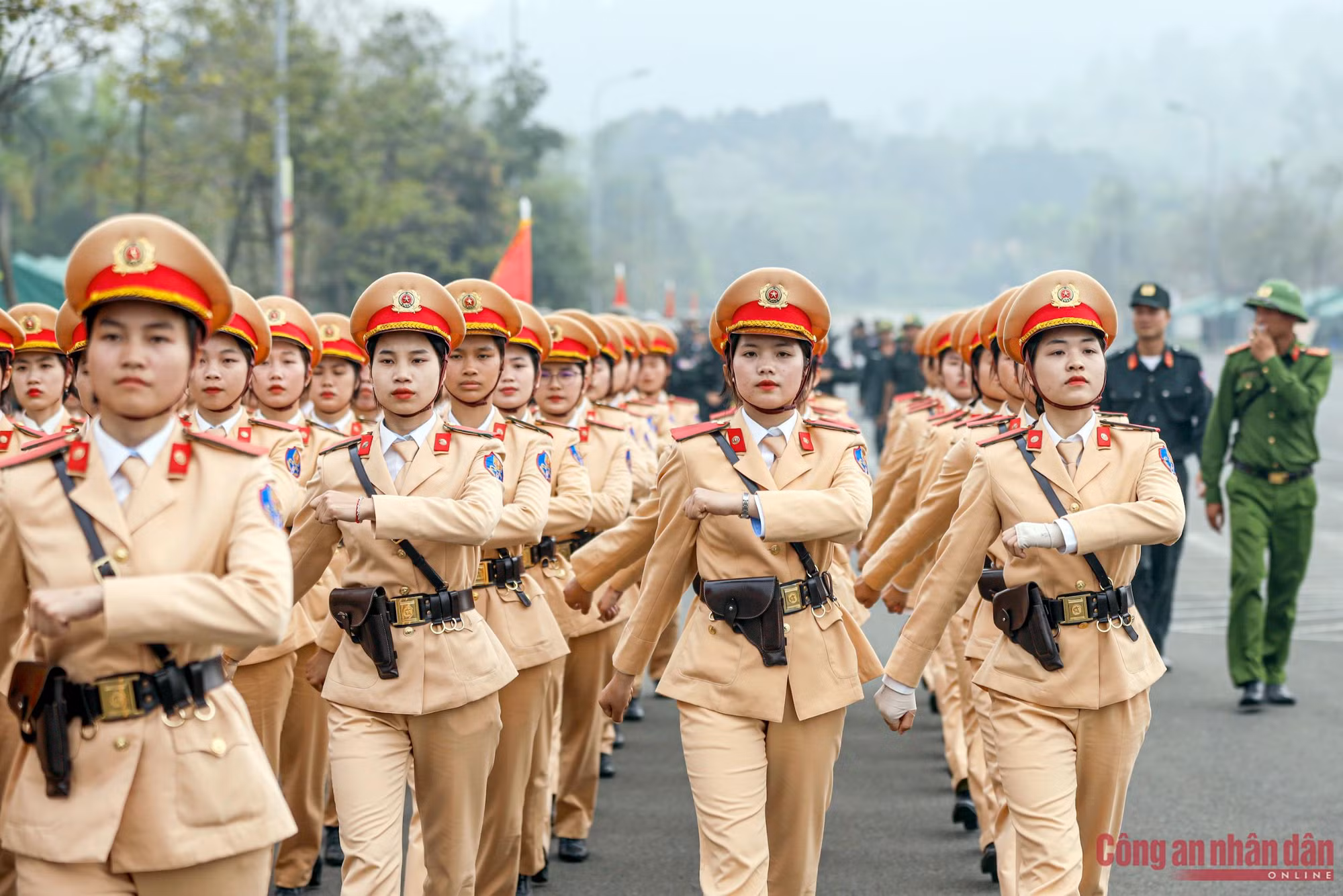 Ngắm những bóng hồng trên thao trường tập luyện diễu bình -8