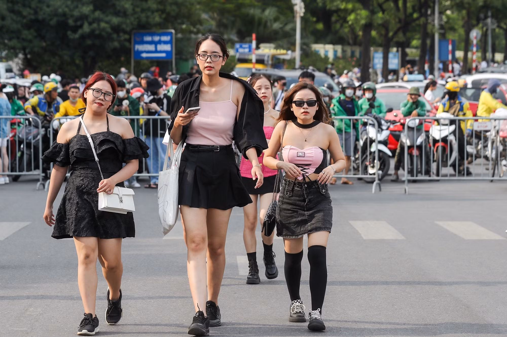 Người hâm mộ BlackPink bị bãi giữ không phép 