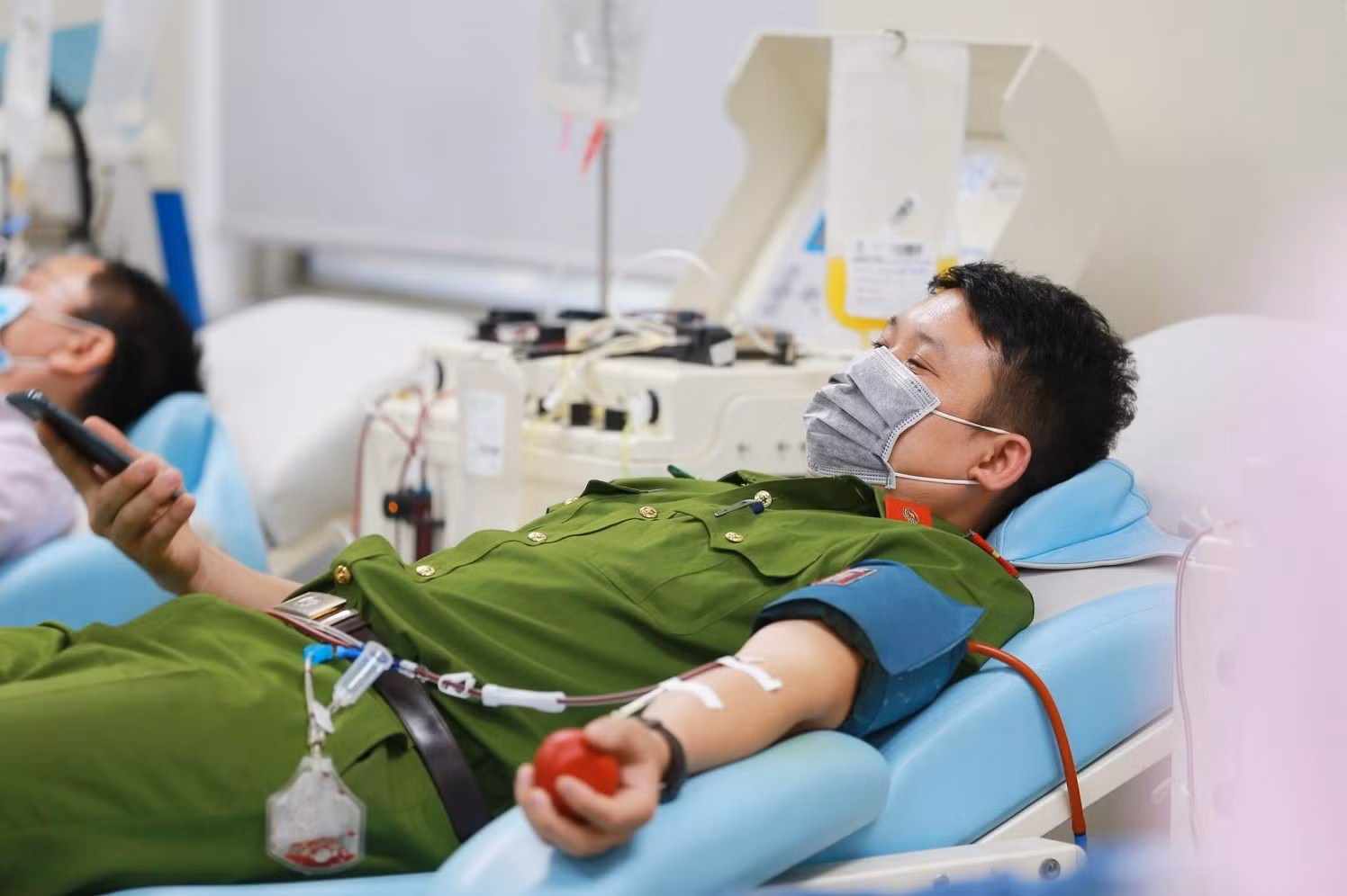 Tôn vinh Đại úy công an 40 lần hiến máu cứu người -0