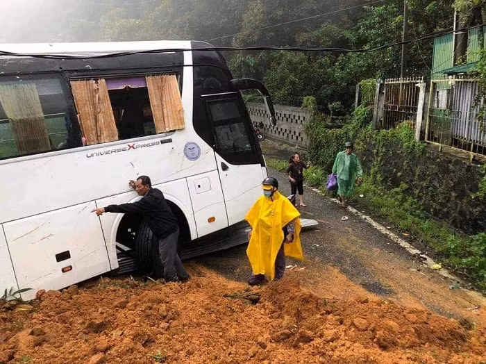 Hiện trường vụ sạt lở đất khiến 3 chiến sĩ CSGT hy sinh và 1 người dân tử vong -8