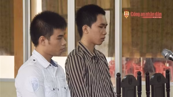 Chém đối thủ gục tại chỗ vì "cay" người yêu mình ngồi cạnh
