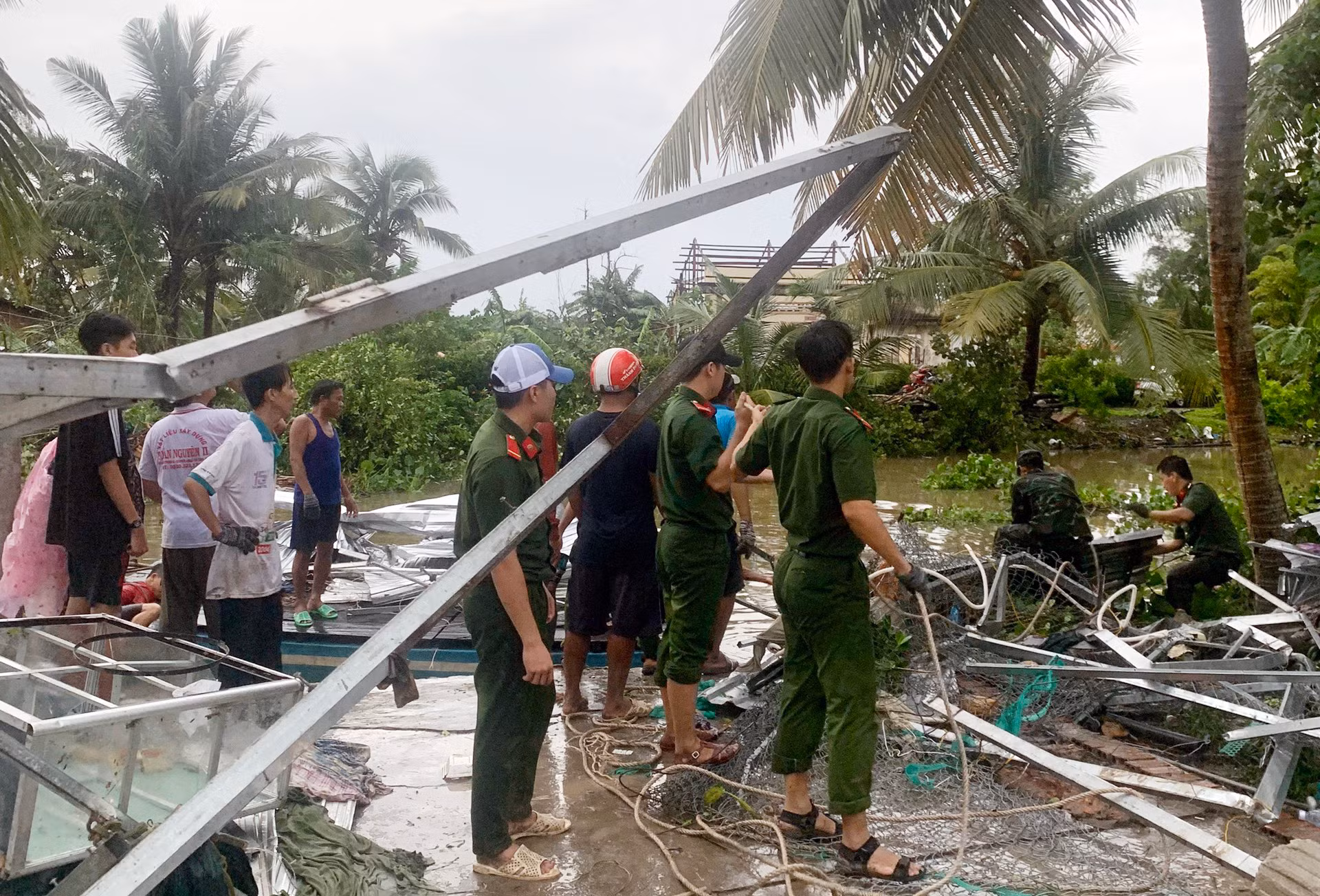 Tuổi trẻ Công an tỉnh Kiên Giang hỗ trợ người dân khắc phục hậu quả giông, lốc -1