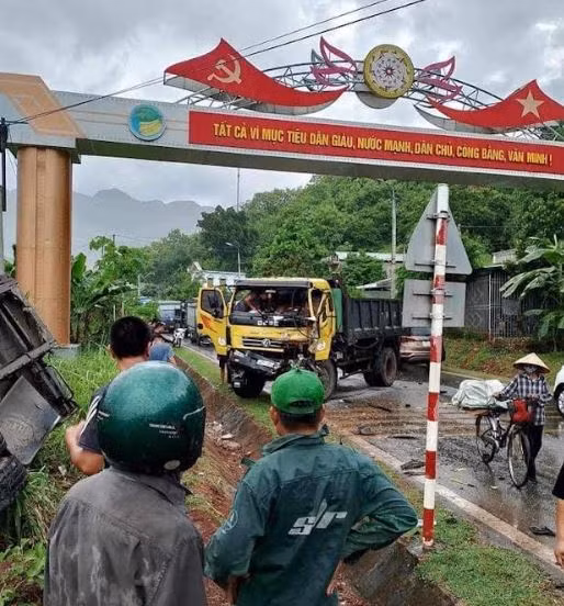 Cú va chạm mạnh giữa 2 xe tải khiến 1 người bị thương -0