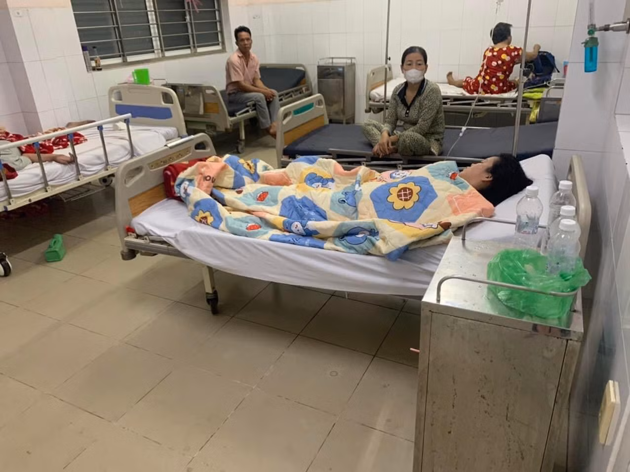 Cứu sống cô gái buồn chuyện gia đình nhảy sông tự tử -0