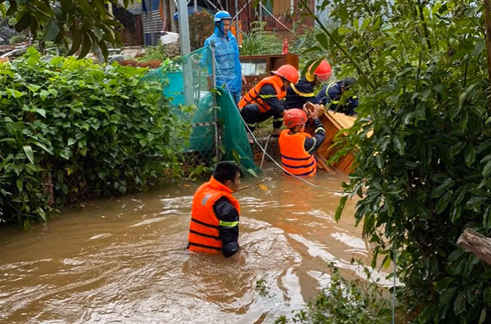 Công an Đắk Nông kịp thời hỗ trợ người dân bị ảnh hưởng do mưa lớn kéo dài -1