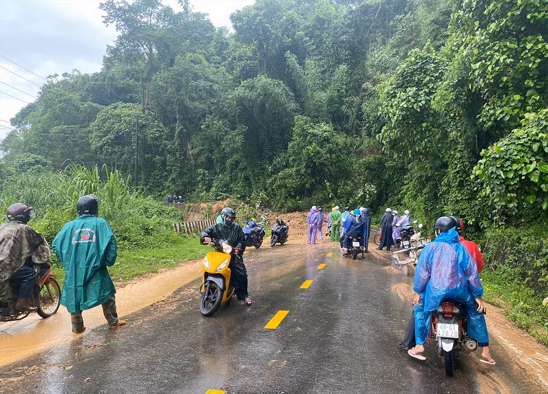 Sạt lở trên đéo Đa Mi, giao thông gián đoạn -0