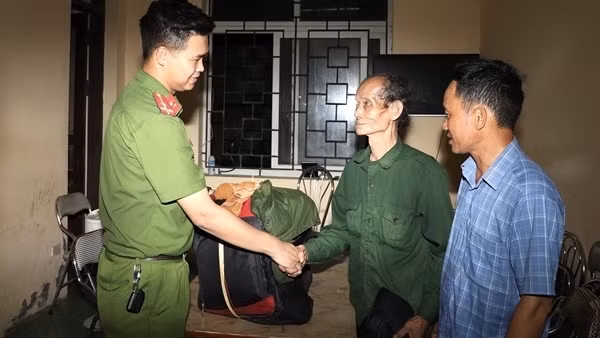 Nhiều cụ ông, cụ bà đi lạc được Công an giúp đỡ, đưa về gia đình