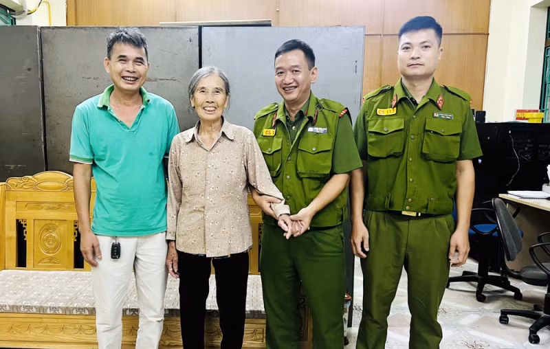 Nhiều cụ ông, cụ bà đi lạc được Công an giúp đỡ, đưa về gia đình -0