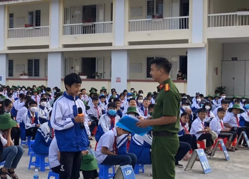 Vượt núi, băng rừng tuyên truyền phòng chống mua bán người ở Lai Châu -0