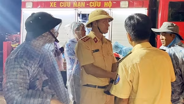 Cục CSGT phối hợp khắc phục hậu quả&nbsp;vụ sạt lở đèo Bảo Lộc