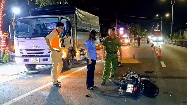 Tông vào xe tải đang dừng bên đường, người đàn ông tử vong tại chỗ