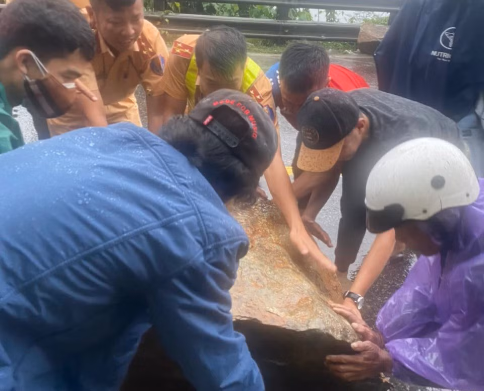 Đóng đèo Bảo Lộc do sạt lở nghiêm trọng -0