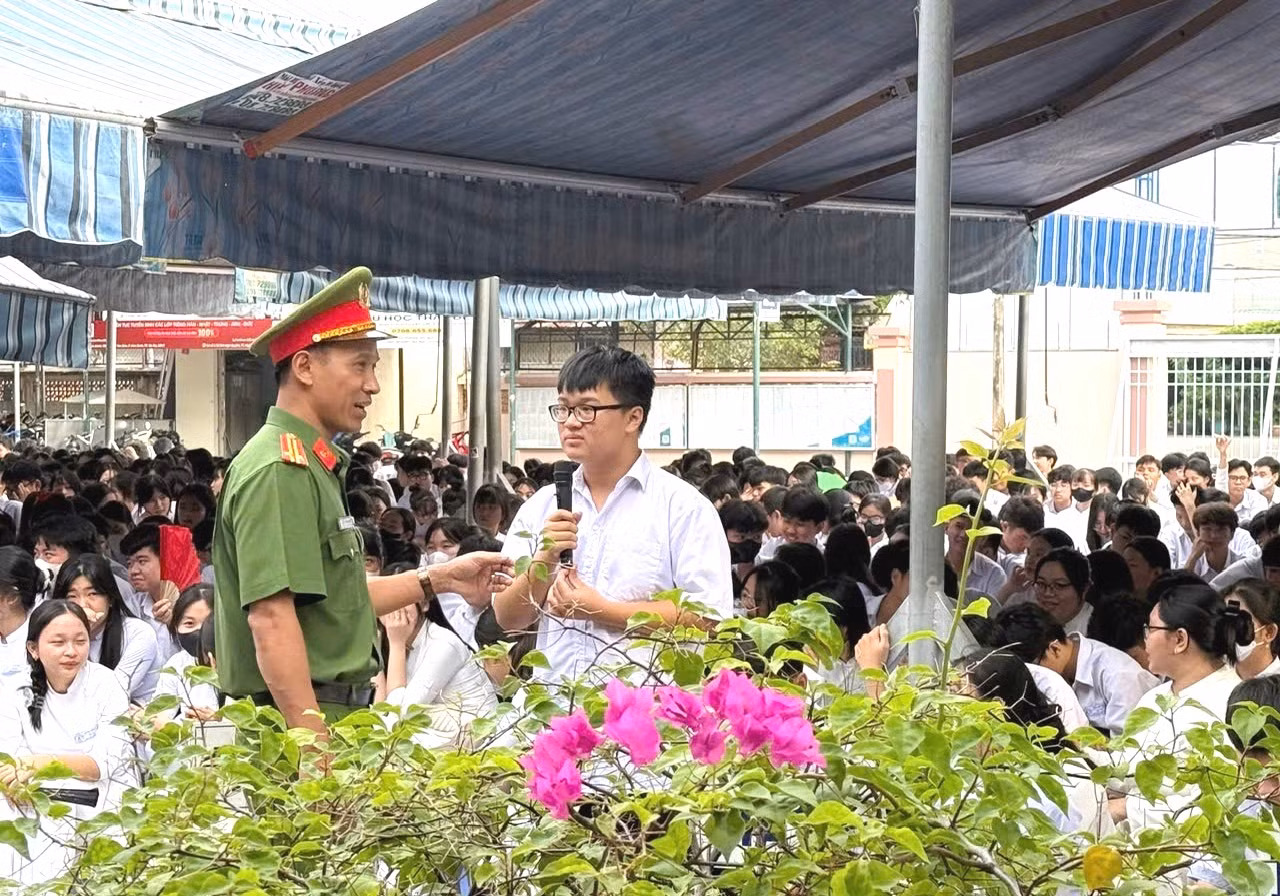 cong an phuong 2.jpg -0