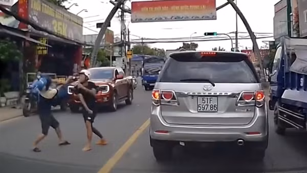 Truy xét các đối tượng dừng xe giữa đường xông vào đánh nhau