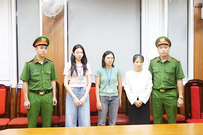 Vết trượt dài không chỉ của một hoa hậu -0