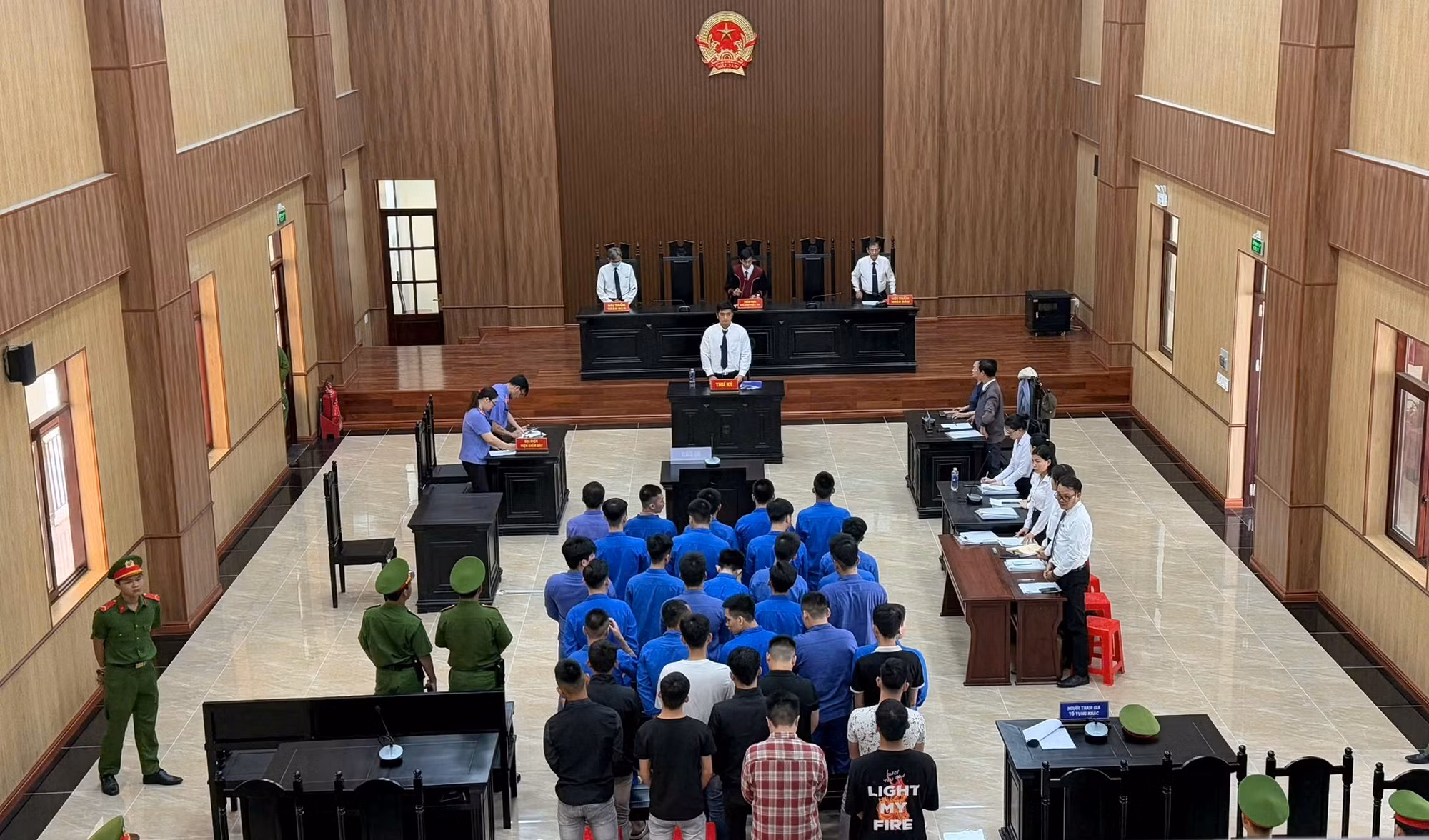 Tụ tập dùng hung khí đánh nhau, phá hủy tài sản, 35 thanh thiếu niên lãnh án -1