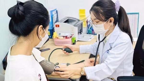 Bác sĩ tiêm chủng Long Châu kịp thời cứu sống người dân bị đột quỵ