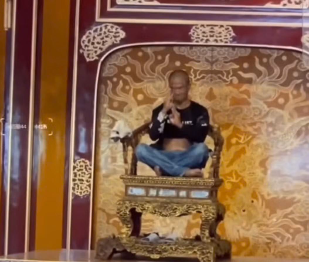 Đang điều tra du khách ngồi lên ngai vàng Điện Thái Hòa trong Đại Nội Huế rồi đập phá -0
