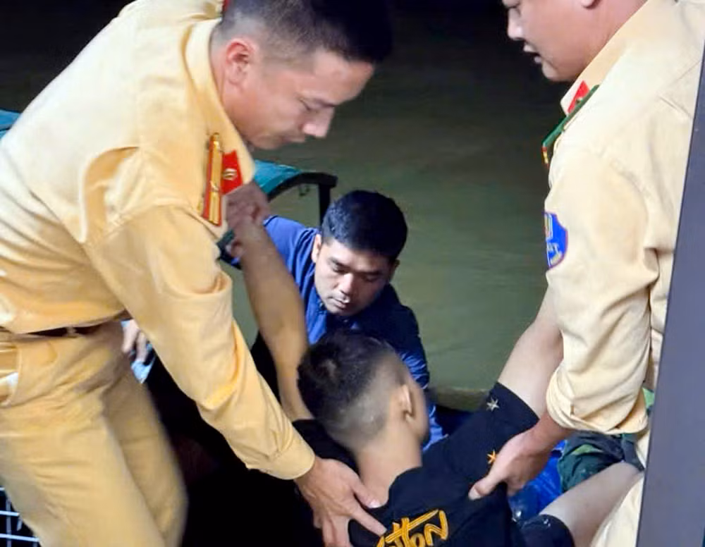 Cảnh sát đường thủy Hà Nội cùng người dân cứu thanh niên đuối nước -0