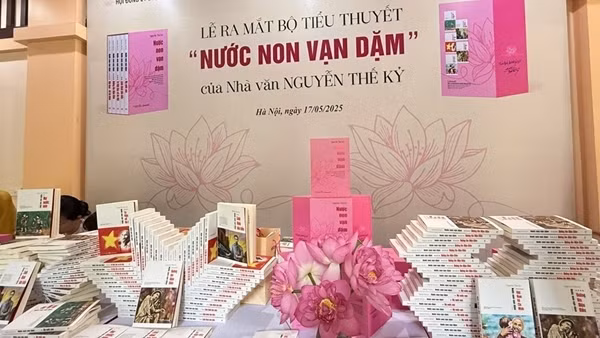 “Nước non vạn dặm” - tiểu thuyết sử thi đặc sắc