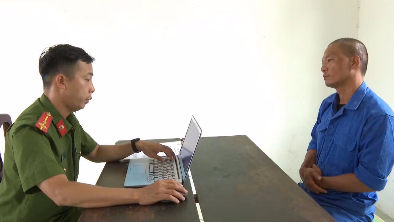 Tạm giữ hình sự đối tượng có hành vi Cố ý làm hư hỏng ngai Vua triều Nguyễn -0