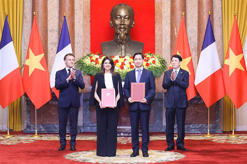 Chủ tịch nước Lương Cường và Tổng thống Pháp Emmanuel Macron chứng kiến hợp tác về sản xuất vaccine giữa VNVC và Sanofi -0