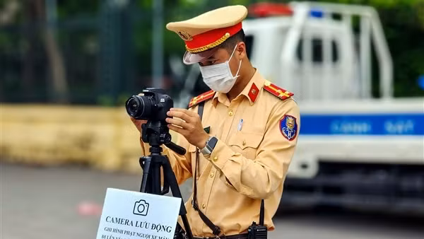 CSGT Hà Nội đặt máy quay ở ngã tư, ghi hình vi phạm