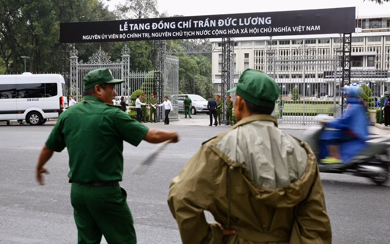 Cơn mưakhông ngăn dòng người đến tiễn biệt nguyên Chủ tịch nước Trần Đức Lương -3