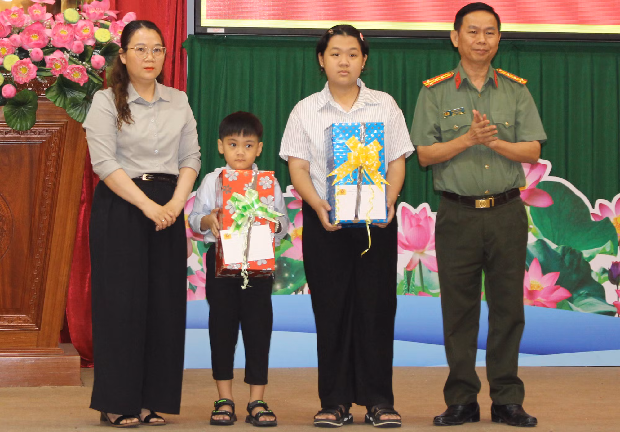 Tiếp nhận kỷ vật liệt sĩ và hiện vật truyền thống từ Công an 3 tỉnh Đồng Nai, Đồng Tháp và Long An -0