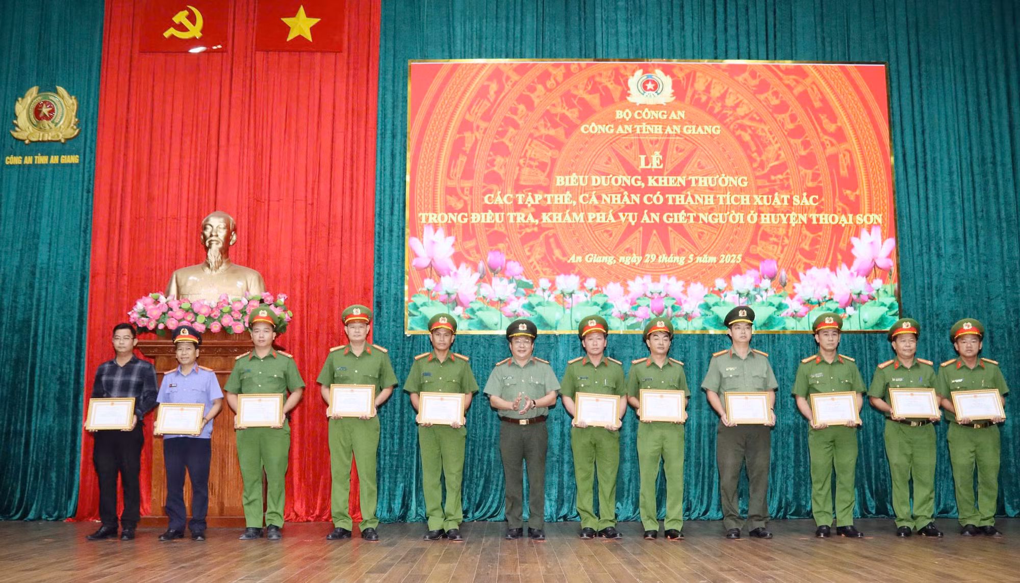 Khen thưởng các tập thể, cá nhân khám phá nhanh vụ án Phó Chủ tịch hội Nông dân xã bị sát hại -1