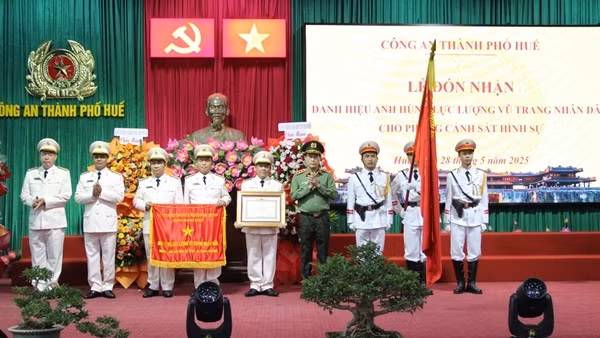 Phòng Cảnh sát hình sự Công an TP Huế đón nhận danh hiệu Anh hùng Lực lượng vũ trang nhân dân